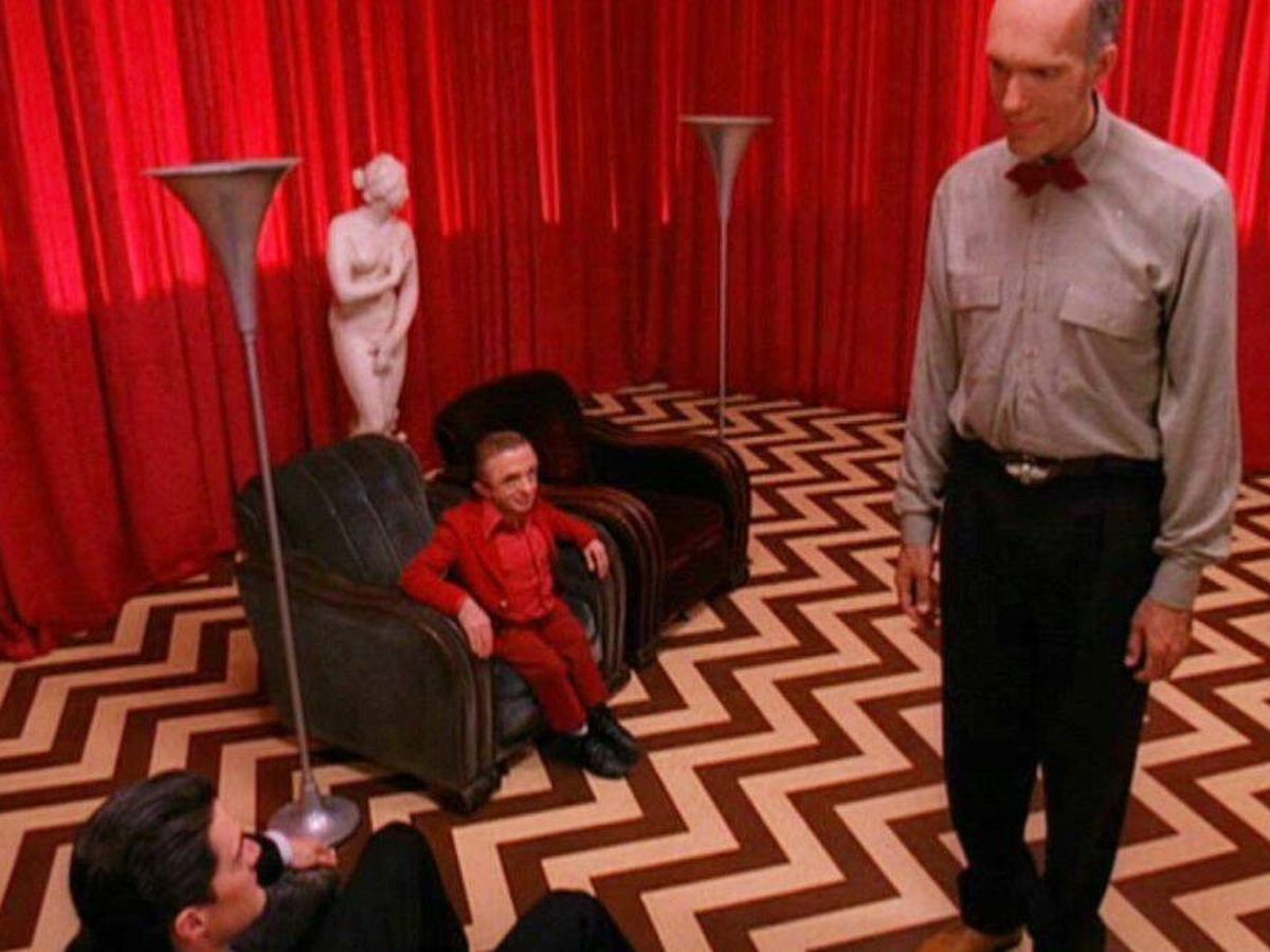 Twin Peaks: El Sueño Lógico de un Lugar que Nunca Existió (o Cómo David Lynch Convirtió el Aburrimiento en Arte)